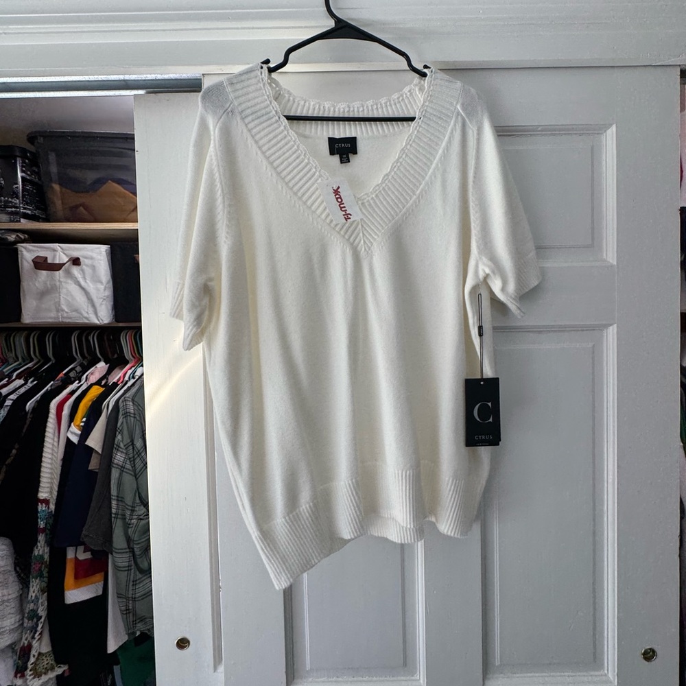 Cyrus New York Ivory V-Neck Short Sleeve Sweater – 1X (NWT)